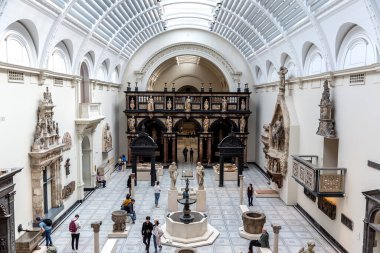 LONDON, İngiltere - 26 Eylül 2023: Londra 'daki Victoria ve Albert Müzesindeki Rönesans Galerisi dünyanın en büyük dekoratif sanat ve tasarım müzesidir.