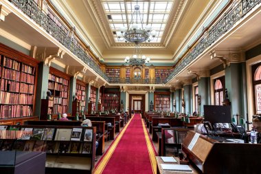 LONDON, İngiltere - 26 Eylül 2023: Londra 'daki Victoria ve Albert Müzesi dünyanın en büyük dekoratif sanat ve tasarım müzesidir.