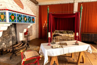 LONDON, İngiltere - 26 Eylül 2023: Kral I. Edward 'ın Londra Kulesi' ndeki salonu ve yatak odası, İngiltere