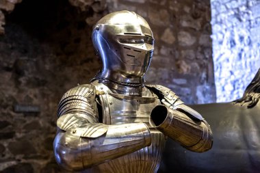 LONDON, İngiltere - 26 Eylül 2023: Londra, İngiltere 'deki Londra Kulesi' nin cephaneliğinde Ortaçağ şövalyeleri zırhları