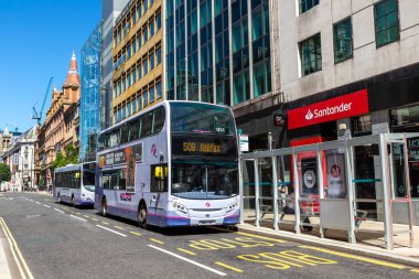 LEEDS, İngiltere - 16 Haziran 2022: Güneşli bir yaz gününde çift katlı otobüs Leeds, West Yorkshire, İngiltere