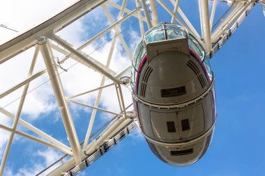 LONDON, İngiltere - 17 Haziran 2022: Güneşli bir yaz gününde Londra Göz Dönme Dolabı, İngiltere