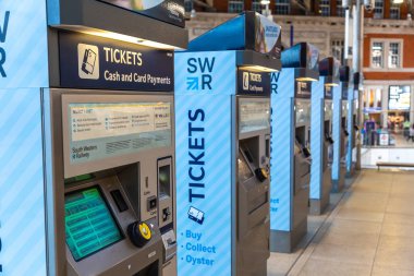 LONDON, BİRLİK KINGDOM - 26 Haziran 2022: Londra, İngiltere 'de bir yaz günü Waterloo tren istasyonunda self servis biletleri makinesi