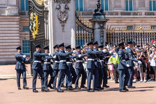 LONDON, İngiltere - 17 Haziran 2022: Güneşli bir yaz gününde Londra 'daki Buckingham Sarayı önünde muhafız seremonisinin değiştirilmesi