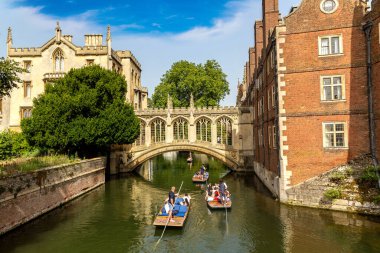 CAMBRIDGE, İngiltere - SEPTEMBER 6, 2023: Cambridge, St. John 's College, Cambridge' deki İç Çekiş ve Tekne Köprüsü, güneşli bir günde, İngiltere, Birleşik Krallık