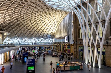 LONDON, İngiltere - 6 Eylül 2023: Londra, İngiltere 'deki Kings Cross Station' ın İçişleri