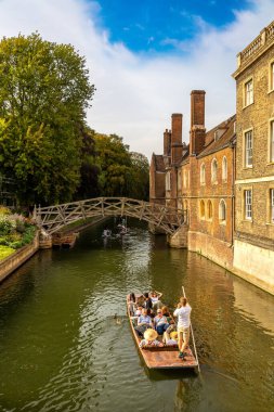 CAMBRIDGE, İngiltere - SEPTEMBER 6, 2023: Cambridge Üniversitesi, İngiltere, İngiltere 'de Cam nehri ve Matematik Köprüsü' nde tekne gezisi