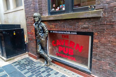 LIVERPOOL, İngiltere - 16 AUGust 2023: John Lennon Heykeli (The Beatles) Liverpool, İngiltere 'deki Cavern Pub yakınlarındaki Mathew caddesinde