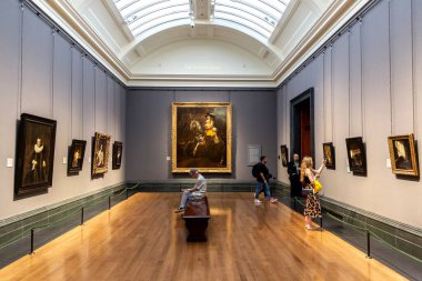 LONDON, İngiltere - 8 Eylül 2023: İnsanlar Londra 'daki Trafalgar Meydanı' ndaki Ulusal Galeri 'de asılı duran yağlı boyalara bakıyorlar