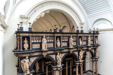 LONDON, İngiltere - 26 Eylül 2023: Londra 'daki Victoria ve Albert Müzesindeki Rönesans Galerisi dünyanın en büyük dekoratif sanat ve tasarım müzesidir.