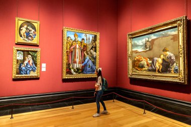 LONDON, İngiltere - 8 Eylül 2023: Ziyaretçi, Londra 'daki Trafalgar Meydanı' ndaki Ulusal Galeri 'de asılı duran yağlı boyalara bakıyor