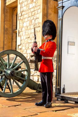 LONDON, İngiltere - 26 Eylül 2023 Londra, İngiltere 'de güneşli bir günde Londra Kulesi' nde görev yapan geleneksel tören üniformalı Kraliyet Muhafızları