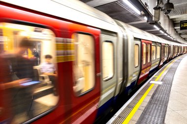 LONDON, İngiltere - 26 Eylül 2023 Londra Yeraltı Westminster İstasyonu Londra, İngiltere
