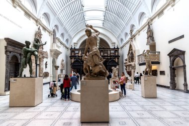 LONDON, İngiltere - 26 Eylül 2023: Londra 'daki Victoria ve Albert Müzesindeki Rönesans Galerisi dünyanın en büyük dekoratif sanat ve tasarım müzesidir.