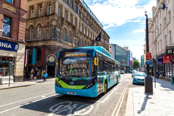 Liverpool, İngiltere - 16 Ağustos 2023: Otobüs - Liverpool, İngiltere 'de güneşli bir günde SERVICE' da değil