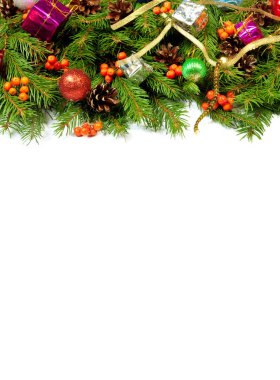 Beyaz arka planda izole edilmiş toplar ve dekorasyonlarla Noel arkaplanı