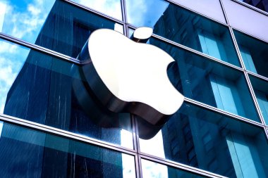 NEW YORK CITY, ABD - 15 Mart 2020: New York, ABD 'deki Apple Fifth Avenue' de Apple mağaza logosu