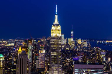 NEW YORK CITY, ABD - 15 Mart 2020: New York City, ABD 'de gece panoramik hava görüntüsü
