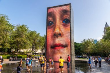 CHICAGO, ABD - 29 Mart 2020: Chicago, Illinois, ABD 'deki Millennium Park' taki Crown Fountain