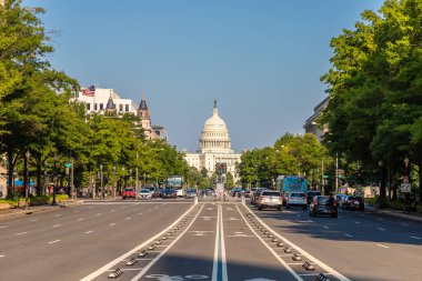 WASHINGTON DC, ABD - 29 Mart 2020 ABD Kongre Binası Pennsylvania Bulvarı 'ndan bir yaz günü ABD' nin başkentinde görüldü.