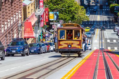 SAN FRANCISCO, ABD - 29 Mart 2020: San Francisco, Kaliforniya, ABD 'deki Cable Car tramvayı