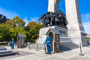 OTTAWA, Kanada - 2 Nisan 2020: Ottawa 'da güneşli bir günde Muhafızlar ve Ulusal Savaş Anıtı