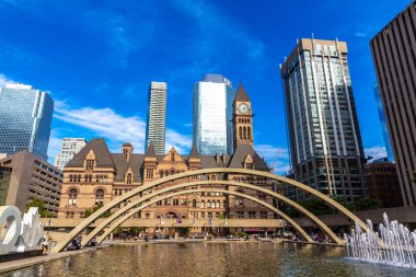 TORONTO, CANADA - 2 Nisan 2020: Toronto Eski Belediye Binası güneşli bir günde, Ontario, Kanada