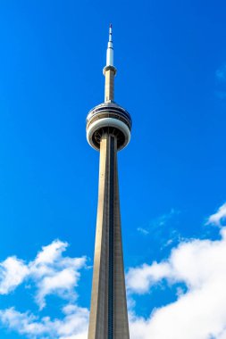 TORONTO, Kanada - 2 Nisan 2020: Güneşli bir günde Toronto 'daki CN Kulesi, Ontario, Kanada