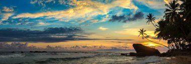 Sri Lanka 'daki Dalawella plajında Sunset Panoraması