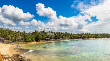 Sri Lanka 'da güneşli bir günde Mirissa Tropikal Plajı Panoraması