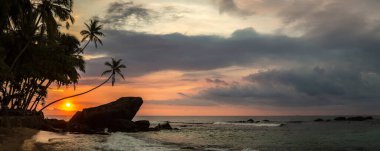 Sri Lanka 'daki Dalawella plajında Sunset Panoraması