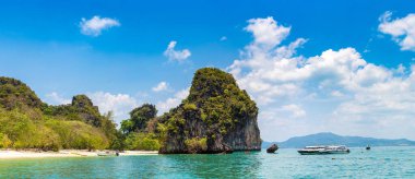 Tayland, Krabi 'deki Koh Hong adasındaki tropik plaj panoraması.