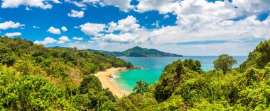 Phuket Adası, Tayland 'da güneşli bir günde Laem Sing Sahili' nin Panoraması