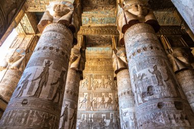 Güneşli bir günde Dendera tapınağının içi, Lüksör, Mısır