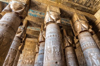 Güneşli bir günde Dendera tapınağının içi, Lüksör, Mısır