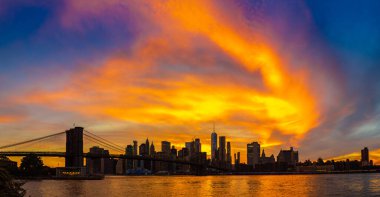 Brooklyn Köprüsü 'nün Sunset Manzarası ve New York City, ABD' deki Manhattan şehir merkezinin panoramik manzarası.