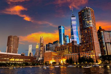 New York City, ABD 'de günbatımından sonra Manhattan şehir merkezinin panoramik gece görüntüsü