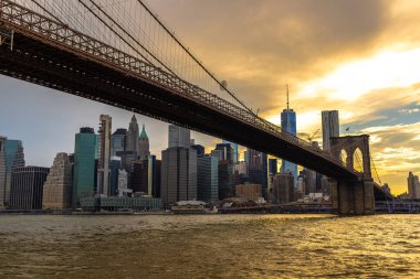 Brooklyn Köprüsü ve Manhattan şehir merkezinin panoramik gece görüntüsü New York City, ABD 'de gün batımından sonra