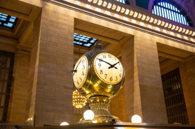 New York, ABD 'de Manhattan' daki Grand Central İstasyon Terminalinin ana salonundaki klasik klasik saat.
