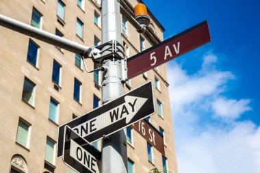 Tek yön ve Beşinci Cadde tabelası New York City, New York, ABD