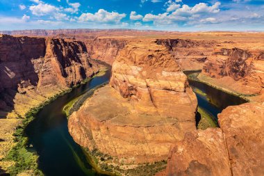 Güneşli bir günde Horseshoe Bend, Arizona, ABD