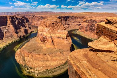 Güneşli bir günde Horseshoe Bend, Arizona, ABD