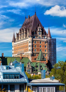 Eski Quebec City, Kanada 'daki Frontenac Şatosu' nun (Fairmont Le Chateau Frontenac) panoramik manzarası