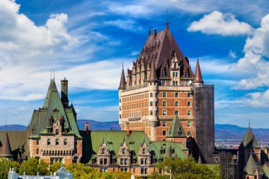 Eski Quebec City, Kanada 'daki Frontenac Şatosu' nun (Fairmont Le Chateau Frontenac) panoramik manzarası