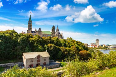 Kanada Parlamentosu Ottawa 'da güneşli bir günde, Kanada