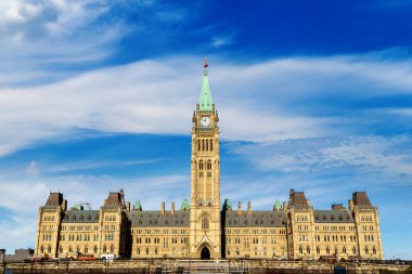Kanada Parlamentosu 'nun Ottawa' daki Parlamento tepesinde güneşli bir günde, Kanada