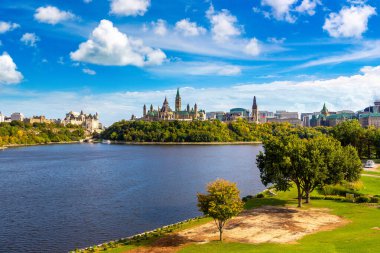 Kanada Parlamentosu Ottawa 'da ve nehri güneşli bir günde, Kanada