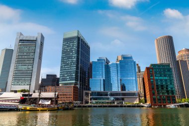 Güneşli bir günde Boston şehir manzarasının panoramik manzarası, ABD