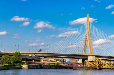 Zakim Köprüsü Boston, Massachusetts 'te güneşli bir günde, ABD