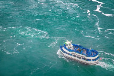 Niagara Şelalesi, ABD 'deki Niagara Nehri' nde feribotta turistler.